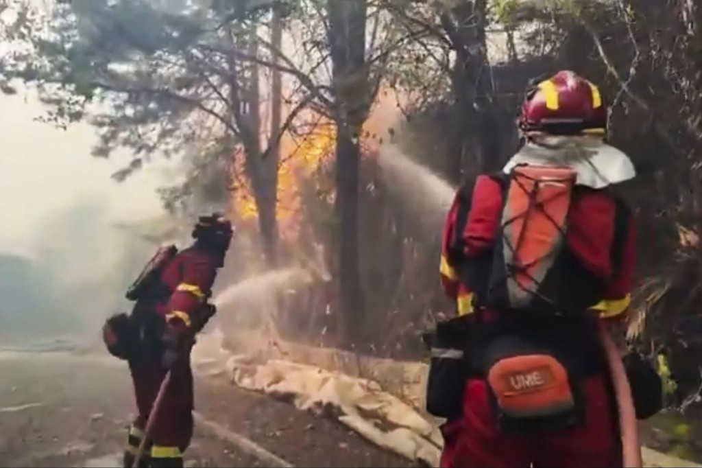 Captura de un video facilitado por la UME, de los efectivos trabajando en la extinción de un incendio forestal declarado este jueves | EFE
