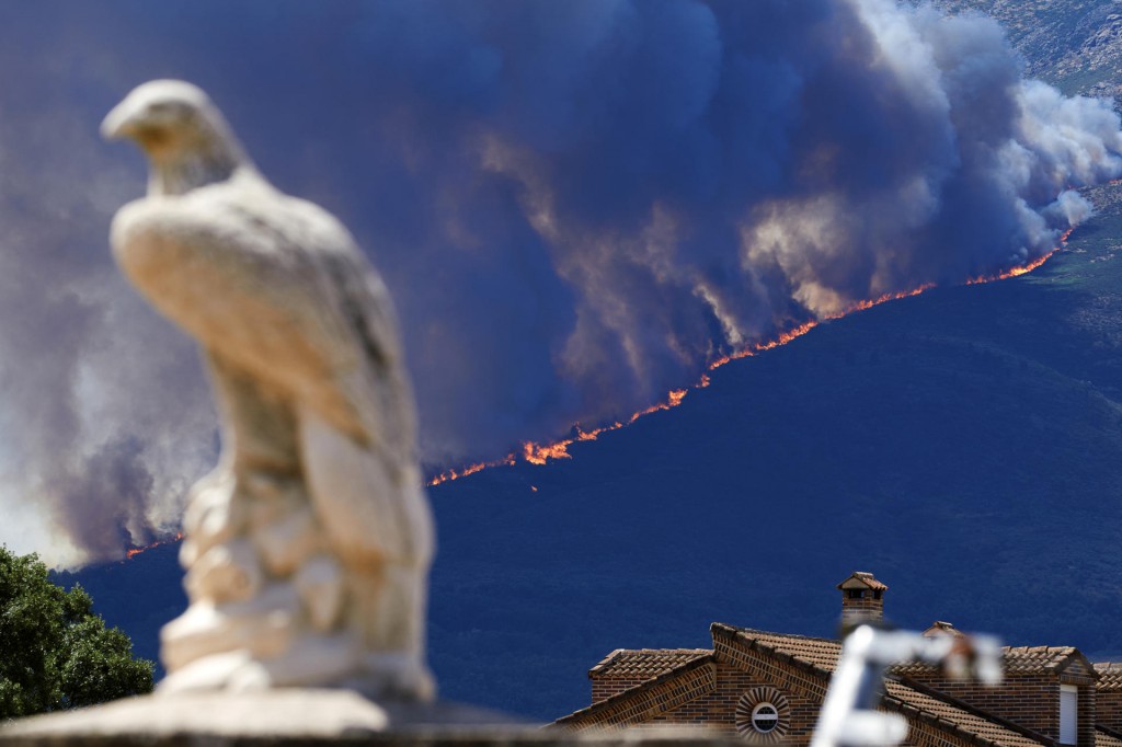 Incendio entre los pueblos abulenses de Burgohondo y Navaluenga. EFE