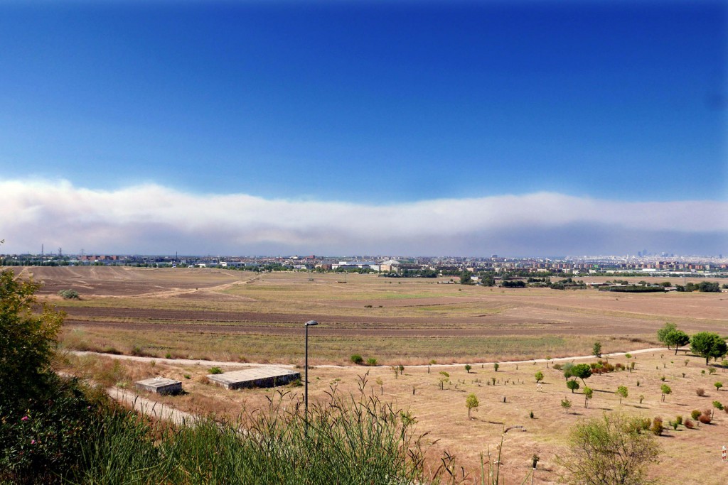 Imagen tomada este viernes desde la localidad madrileña de Getafe donde se observa la columna de humo que cubre parte de la comunidad de Madrid, generada por los distintes incendios forestales activos. EFE