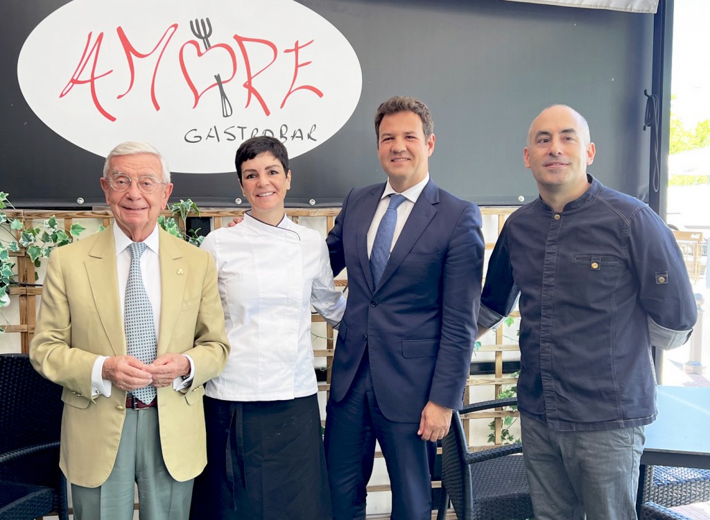 De dcha. a izda.: Rafael Anson; Elena Gómez; José de la Uz, alcalde de Las Rozas de Madrid; y Matías Pane, en Amore Gastrobar. (Rafael Anson)