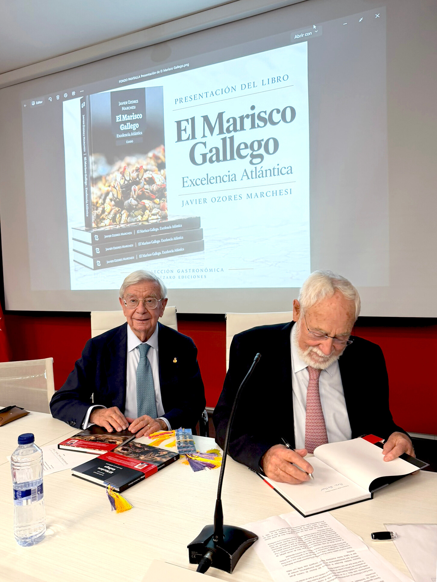 Rafael Ansón con el autor, Javier Ozores, durante la presentación del libro en Madrid. (Foto: AIBG)