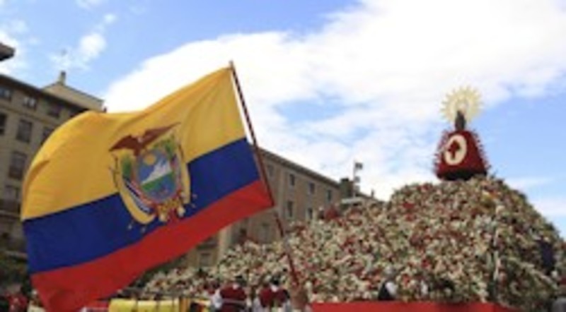 La Virgen del Pilar ilumina Zaragoza con un manto de flores rojas 