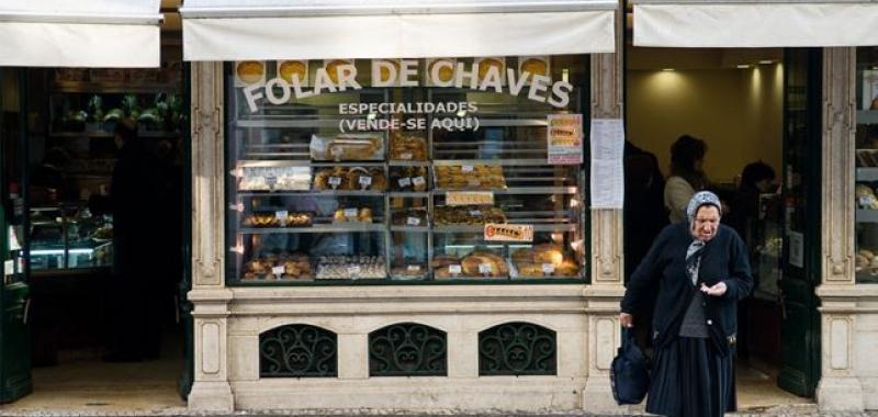 16:00 'OUTSIDE THE BAKERY', LLUÍS SALVADÓ, PORTUGAL