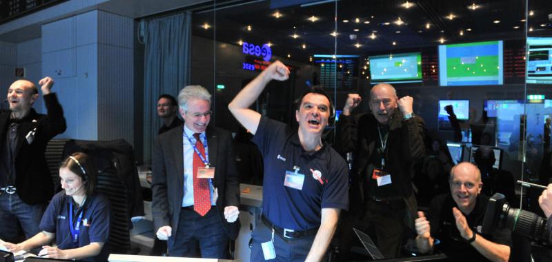 El equipo de Rosetta celebra el despertar de la sonda tras 31 meses de hibernación por el espacio profundo