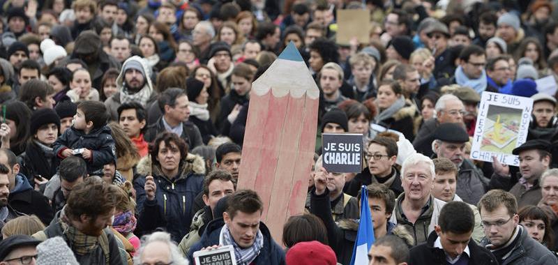 Lápices, en homenaje a los fallecidos en el atentado, sobresalían en la masiva protesta