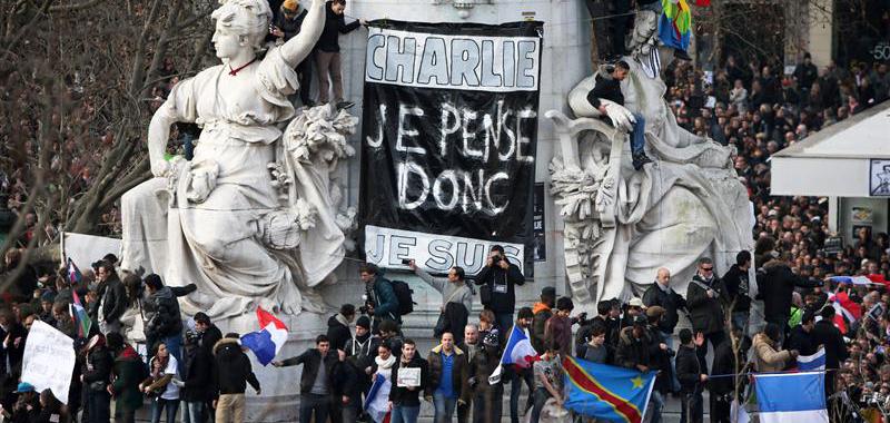 Cientos de miles de personas se congregaron en las calles de París como protesta por el atentado al semanario Charlie Hebdo