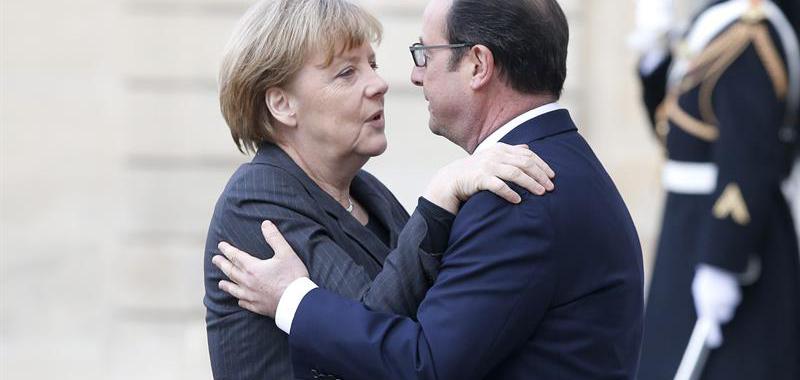 François Hollande recibe a Angela Merkel antes de mantener la reunión con los mandatarios continentales
