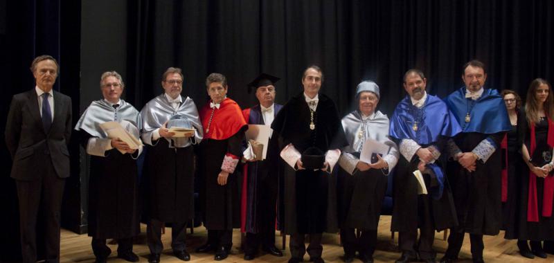 Los nuevos doctores honoris causa con el rector de la universidad y sus presentadores
