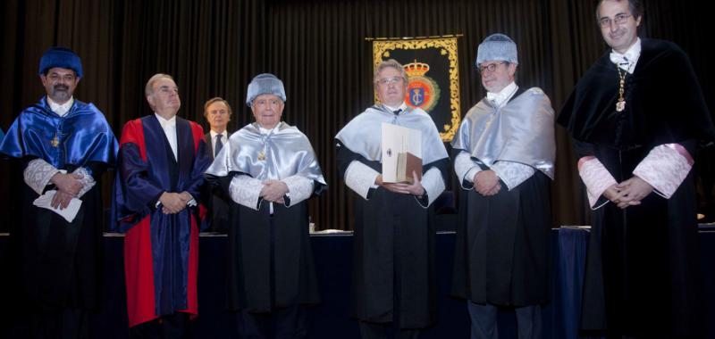 Los nuevos doctores honoris causa con el rector de la universidad y sus presentadores