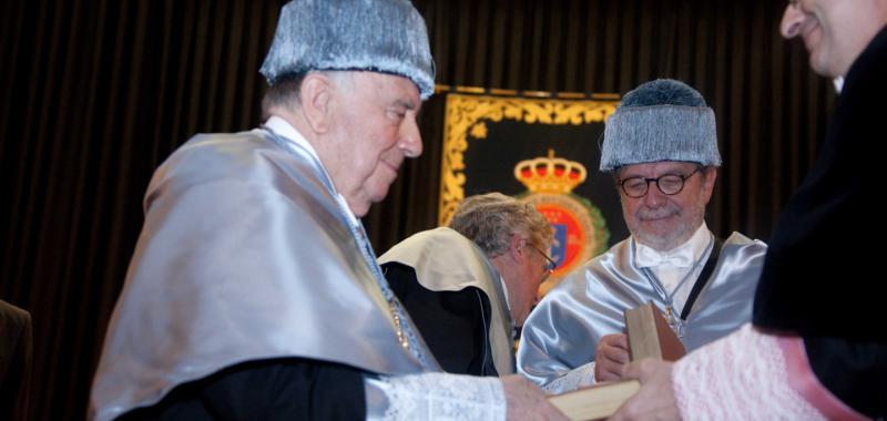 Luis María Anson y Juan Luis Cebrián, durante la investidura