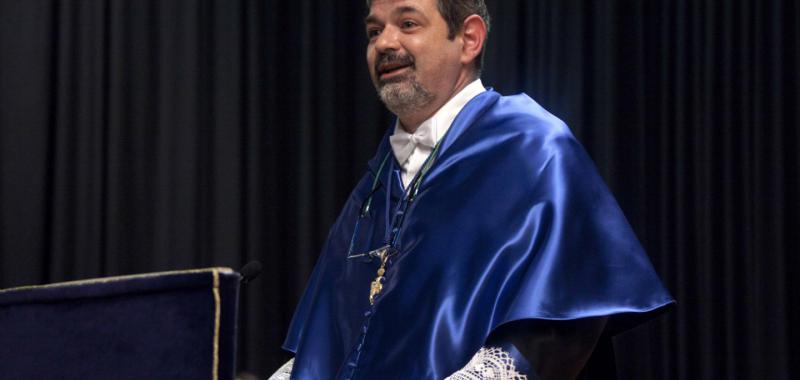 Stefano Boccaletti, durante su discurso de investidura como doctor honoris causa