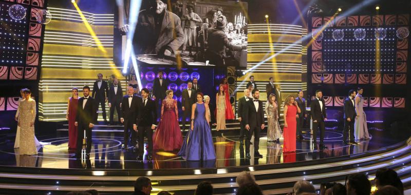 Dani Rovira acompañado por los actores y actrices que han entregado premios, cantan juntos 'Resistiré' al comienzo de la gala. Efe