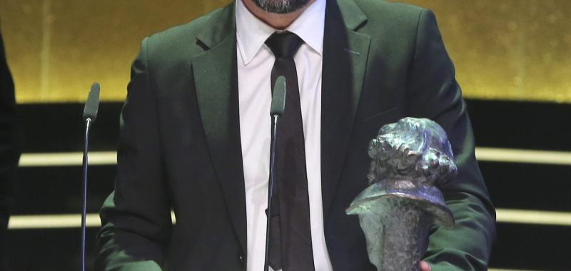 Álex Catalán recibe el Goya a la Mejor Dirección de Fotografía, por 'La isla mínima'. Efe