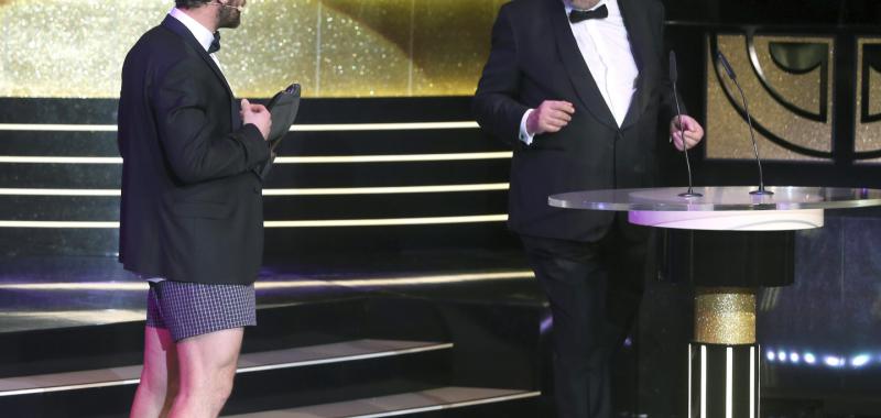 El presidente de la Academia de Cine Española, Enrique González Macho (d), y el actor Dani Rovira, durante la gala de entrega de los premios Goya 2015. Efe