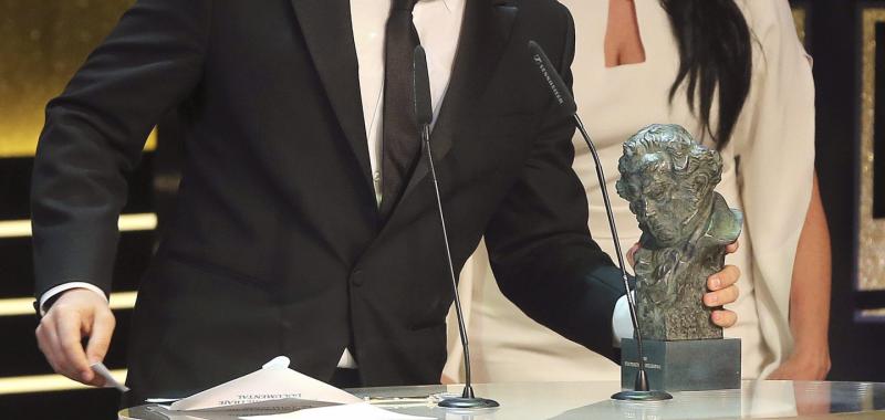 El director Miguel López Beraza recibe el Goya al mejor Cortometraje Documental, por 'Walls (Si estas paredes hablasen)'. Efe