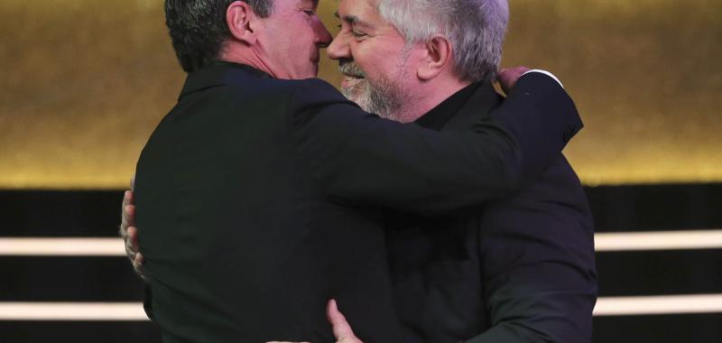 Pedro Almodóvar hizo entrega a Antonio Banderas del Goya de Honor. Efe