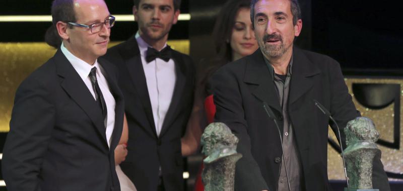 Raúl Romanillos (d) y Guillermo Orbe reciben el Goya a los mejores Efectos Especiales, por 'El niño'. Efe