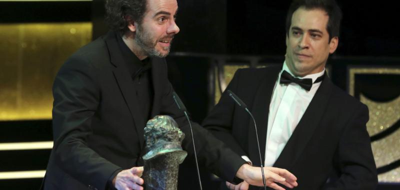 El músico Julio de la Rosa (i) recibe el Goya a la Mejor Música Original, por su trabajo en 'La Isla mínima'. Efe