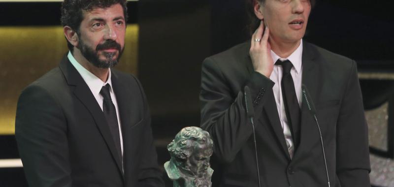  Alberto Rodríguez (i) y Rafael Cobos reciben el premio al Mejor Guión Original. Efe