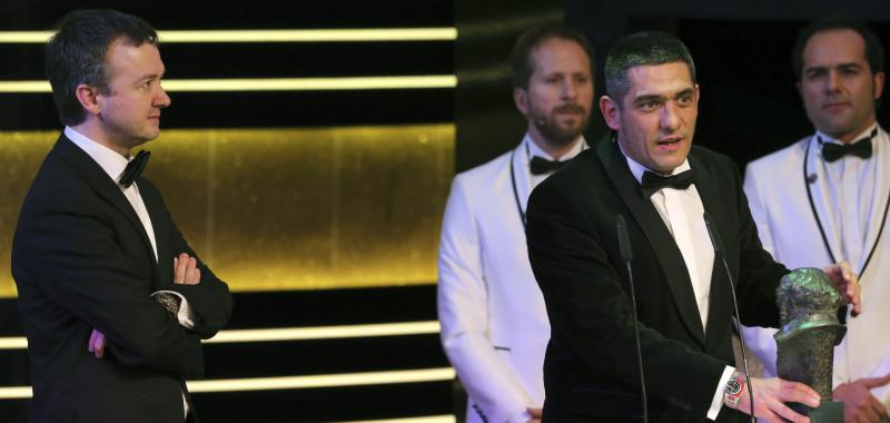 Los productores Toni Novella (d) y Edmon Roch (i) reciben el Goya a la Mejor Producción, por la película "El Niño". Efe