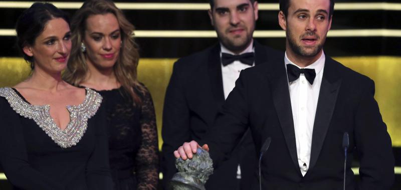 Curro Sánchez Varela (d), hijo de Paco de Lucía, recoge el Goya al Mejor Documental, por "hijos de Paco de Lucía". Efe