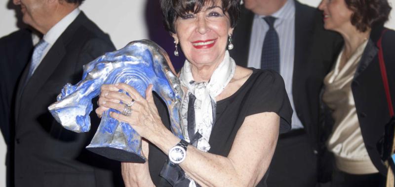 Concha Velasco sujeta la estatuilla diseñada por Víctor Ochoa.