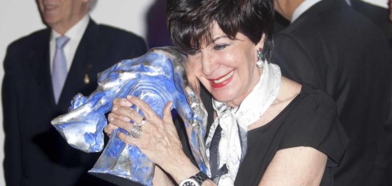 Concha Velasco sujeta la estatuilla diseñada por Víctor Ochoa.