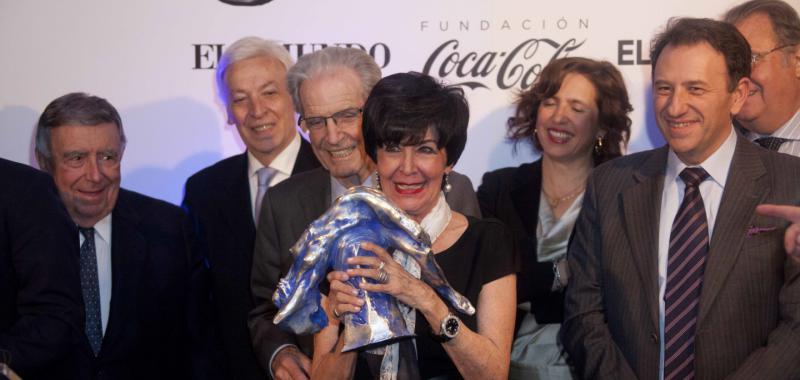 Concha Velasco con la estatuilla del Premio Valle-Inclán acompañada por miembros del jurado. 