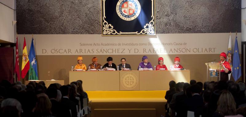 Investidura Doctor Honoris Causa de Rafael Anson y Óscar Arias. 