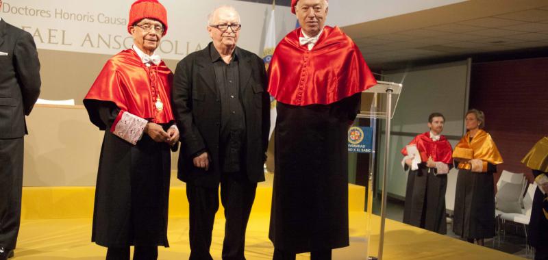 Investidura Doctor Honoris Causa de Rafael Anson y Óscar Arias. 