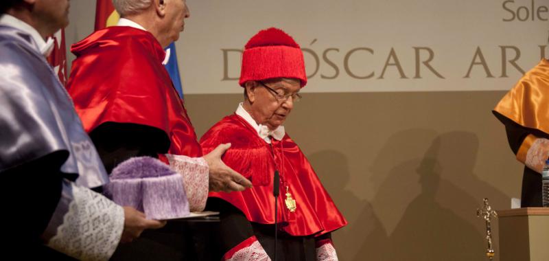 Investidura Doctor Honoris Causa de Rafael Anson y Óscar Arias. 
