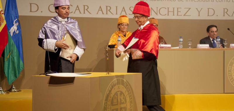 Investidura Doctor Honoris Causa de Rafael Anson y Óscar Arias. 