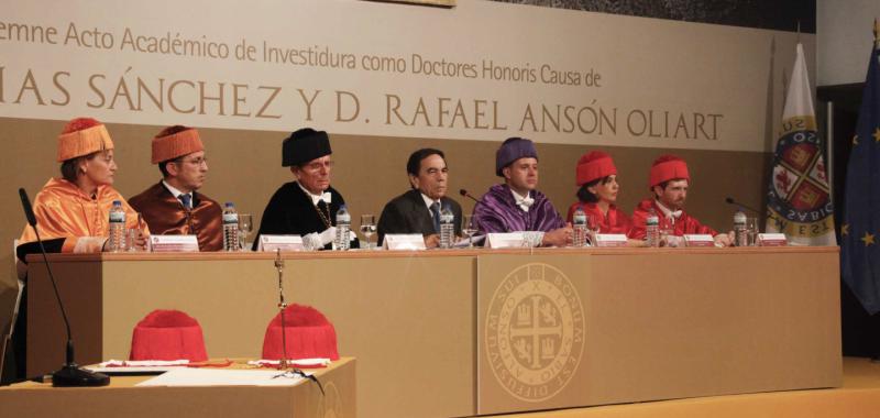 Investidura Doctor Honoris Causa de Rafael Anson y Óscar Arias. 
