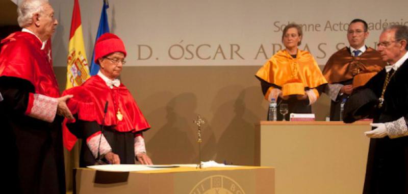 Investidura Doctor Honoris Causa de Rafael Anson y Óscar Arias. 