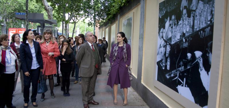 El presidente de la Fundación Ortega-Marañón, José Varela Ortega, junto a Margarita Márquez y Fernando Vallespín durante la inauguración de la exposición