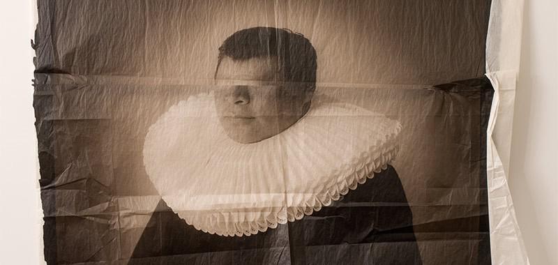 Guardaespaldas. De la serie Tu mirada me distorsiona sin saberlo (2009)