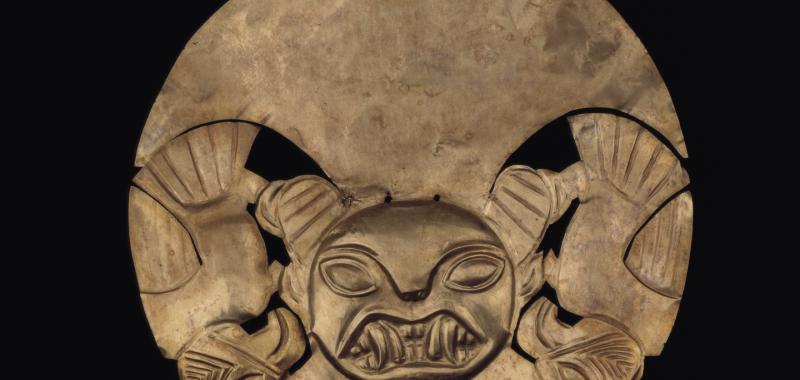 Corona de oro que representa el rostro de un jaguar flanqueado por guacamayos