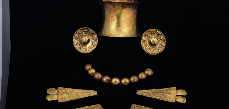 Indumentaria imperial formada por una corona con cuatro plumas, un par de orejeras, un collar y un pectoral con hombreras