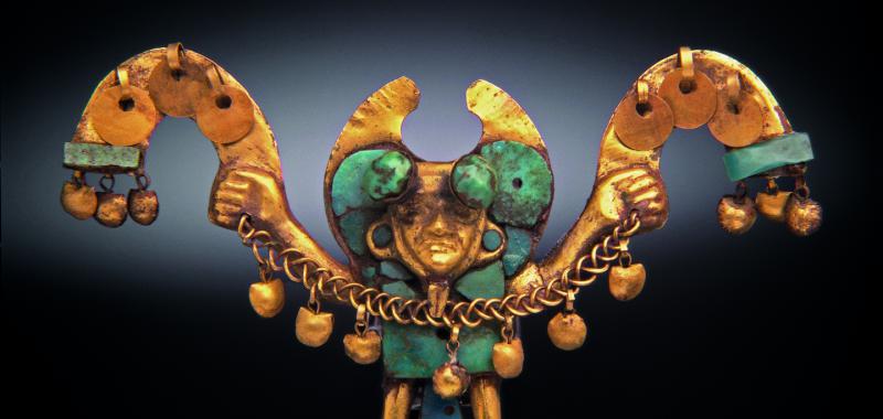 Nariguera que representa a un personaje con una soga