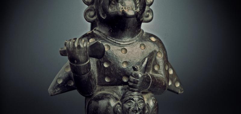 Recipiente ceremonial que representa a un ser mitológico decapitador