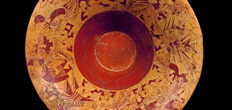 Recipiente ceremonial que representa varios episodios de combates del héroe mitológico Ai Apaec con seres marinos