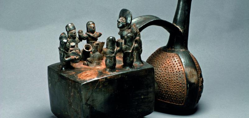 Vasija ceremonial silbadora que representa una escena de una ceremonia de consumo de chicha, danza y culto al ancestro