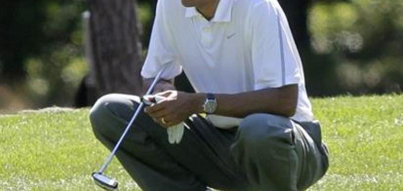Barack Obama se relaja jugando al golf en el campo de Martha´s Vineyard