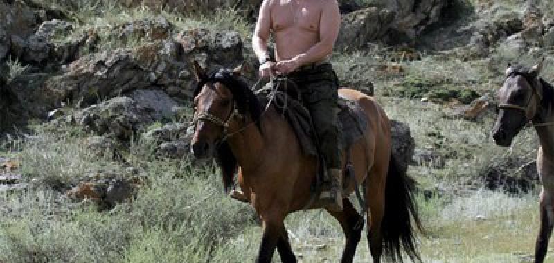 Vladimir Putin pasea a caballo durante unas vacaciones.