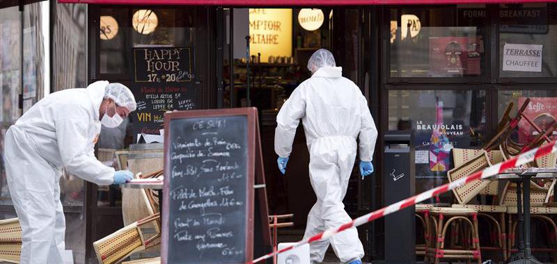 La policía analiza uno de los escenarios de los terribles atentados, el Cafe Comptoir Voltaire de París (EFE)