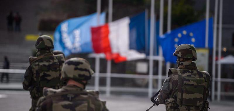 Patrullas de militares vigilan las calles de París, en una de las medidas adoptadas por el Ejecutivo galo. (EFE)