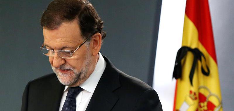 Mariano Rajoy ha comparecido este sábado para mostrar el dolor del pueblo español ante la masacra acontecida en París. (EFE)