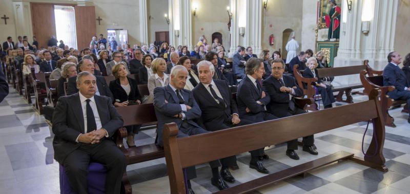 Carlos Fitz-James Stuart (c), sus hermanos Alfonso (2i) y Fernando (i) acompañados de su viudo Alfonso Díez (2d) y Juan Ignacio Zoido (d),