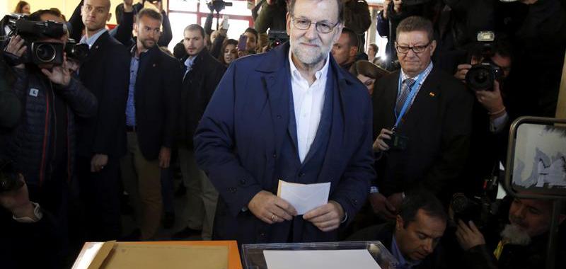 Mariano Rajoy acude a votar a Aravaca