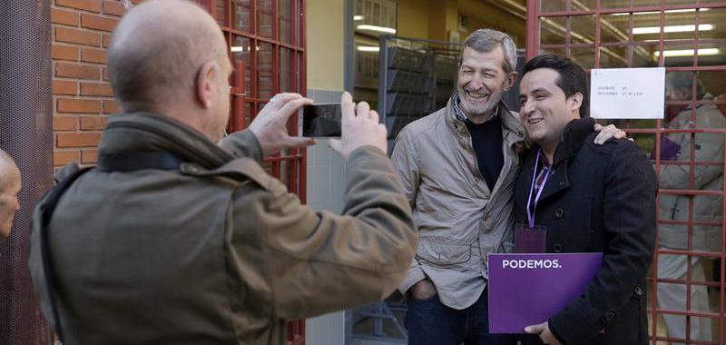 El número dos en la lista electoral de Podemos por Zaragoza, Julio Rodríguez, posa para una foto junto a un interventor de su partido